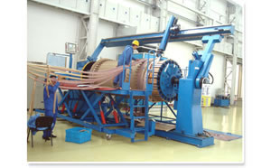 Máquina para enrolar bobina horizontal com dispositivo de compactação flexível