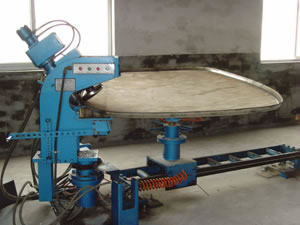 Máquina de flangear com cabeça de recipiente oval