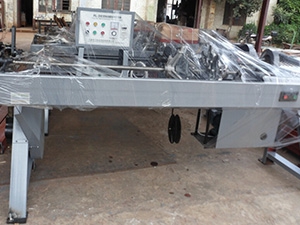 Máquina automática para colagem de ponta de cadarço de sapato